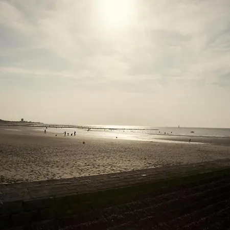 Canal-side Family Retreat Holiday home Nieuwpoort